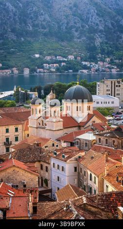 Die Altstadt von Kotor, Montenegro, wird von einem Sonnenuntergangslicht umgeben, das die Terrakotta-Dächer und die historischen Steinbauten hervorhebt Stockfoto