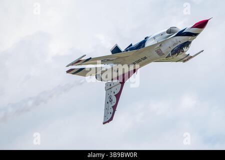 Die United States Air Force Air Demonstration Squadron „Thunderbirds“ tritt auf der Wings Over Wayne Airshow auf der Seymour Johnson Air Force Base in Nort auf Stockfoto