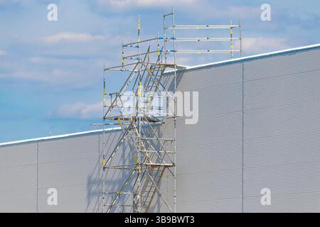 Gerüstbau im Industrielager gegen bewölkten Himmel. Stockfoto