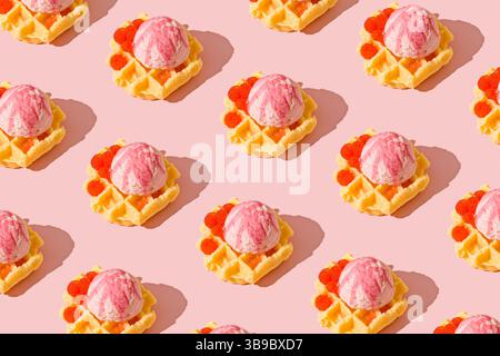 Nahtloses Waffelmuster mit rosafarbenen Eiskugeln und Himbeeren auf pastellrosa Hintergrund. Süße und verspielte Textur mit Dessert-Thema. Stockfoto