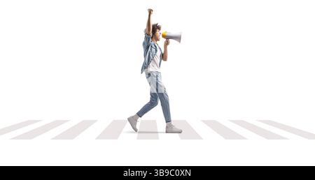 Junger Mann, der an einer Zebraüberquerung mit einem Megaphon läuft und isoliert auf weißem Hintergrund schreien kann Stockfoto