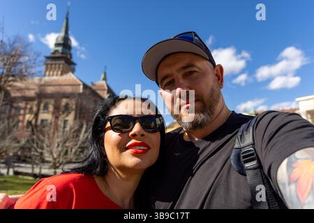 Glückliches Paar, das ein Selfie im Freien an einem sonnigen Tag macht Stockfoto