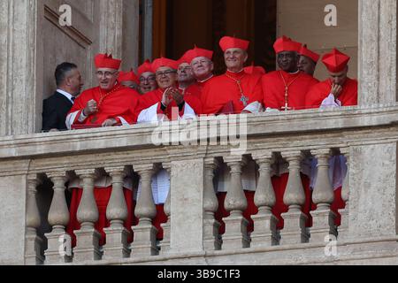 Rom, Italien. Mai 2025. Kardinäle stehen auf dem Seitenbalkon des Petersdoms. Papst Leo XIV. Ist ein US-amerikanischer Kardinal namens Robert Francis Prevost und Nachfolger von Papst Franziskus. Das Konklave traf sich in der Sixtinischen Kapelle. Quelle: SOPA Images Limited/Alamy Live News Stockfoto