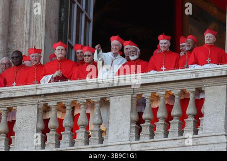 Rom, Italien. Mai 2025. Kardinäle stehen auf dem Seitenbalkon des Petersdoms. Papst Leo XIV. Ist ein US-amerikanischer Kardinal namens Robert Francis Prevost und Nachfolger von Papst Franziskus. Das Konklave traf sich in der Sixtinischen Kapelle. Quelle: SOPA Images Limited/Alamy Live News Stockfoto