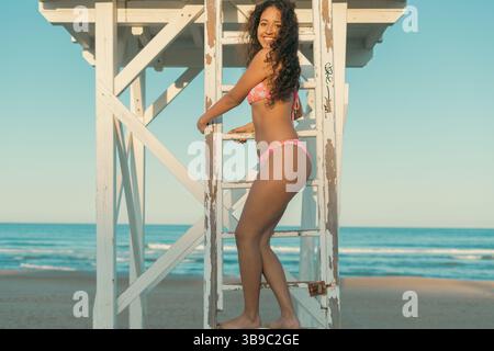 Frau, die einen sonnigen Tag am Strand genießt Stockfoto