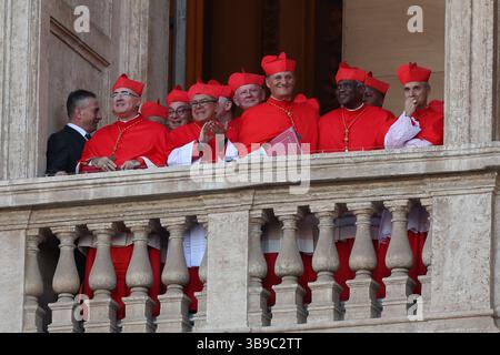 Rom, Italien. Mai 2025. Kardinäle stehen auf dem Seitenbalkon des Petersdoms. Papst Leo XIV. Ist ein US-amerikanischer Kardinal namens Robert Francis Prevost und Nachfolger von Papst Franziskus. Das Konklave traf sich in der Sixtinischen Kapelle. (Foto: Marco Iacobucci/SOPA Images/SIPA USA) Credit: SIPA USA/Alamy Live News Stockfoto