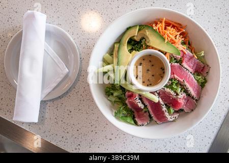 Ich schaue auf eine Schüssel Ahi Thunfisch Salat Stockfoto