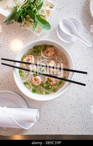 Über dem Kopf von Pho-Suppe in Schüssel mit Essstäbchen Stockfoto
