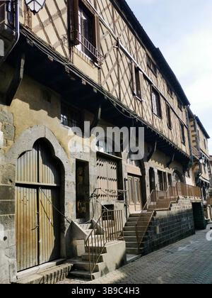 Bezaubernde Fachwerkfassade im mittelalterlichen Viertel Montferrand, Puy de Dome, Auvergne Rhone Alpes. Frankreich Stockfoto
