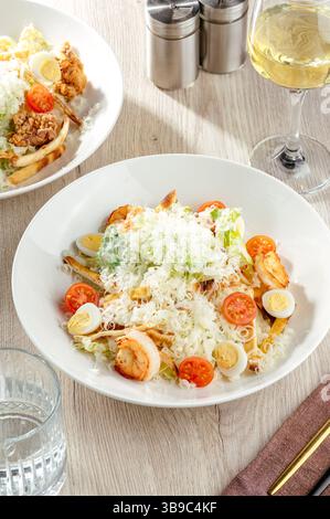 Caesar Salat mit Garnelen und Parmesan Stockfoto
