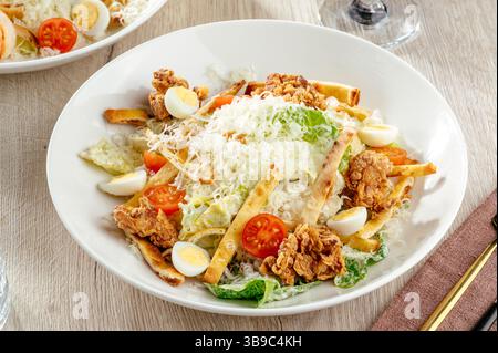 Salat mit knusprigem Huhn, Kräutern und Parmesankäse Stockfoto
