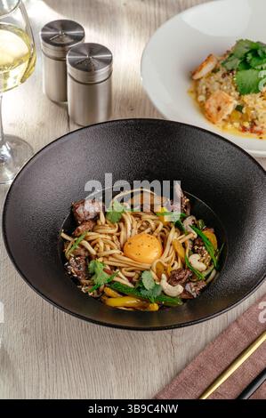 Ramen-Nudelsuppe mit Rindfleisch in einem Restaurant Stockfoto