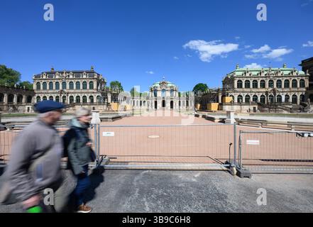 Dresden, Deutschland. Mai 2025. Touristen spazieren durch den Zwinger bei Sonnenschein entlang des Wallpavillons. Robert Michael/dpa/Alamy Live News Stockfoto