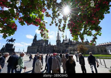 Dresden, Deutschland. Mai 2025. Touristen stehen vor der Reiterstatue von König Johannes (l-r), der Hofkirche, dem Hausmannsturm und dem Residenzschloss am Neumarkt in der Altstadt. Robert Michael/dpa/Alamy Live News Stockfoto