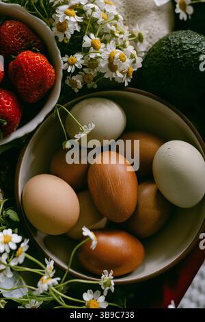 Nahaufnahme von frischen Eiern und Obst vom Bauernhof Stockfoto