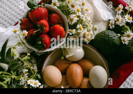 Geschenkkorb für Obst und Blumen Stockfoto