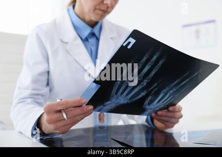 Arzt untersucht MRT-Scan am Schreibtisch im Krankenhaus, Nahaufnahme Stockfoto