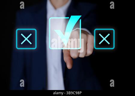 Genehmigt. Mann, der ein Häkchen auf dem virtuellen Bildschirm vor schwarzem Hintergrund wählt, Nahaufnahme Stockfoto