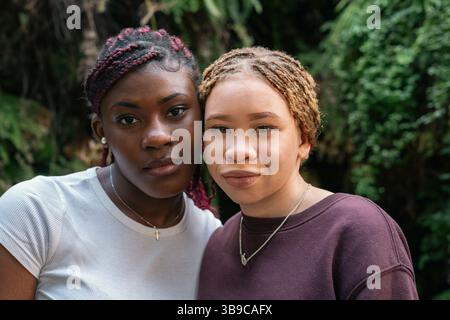 Zwei junge Frauen posieren zusammen und zeigen weibliche Freundschaft und Schwesternschaft Stockfoto