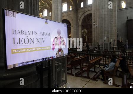 Nicht exklusiv: Katholische Gläubige nehmen an der ersten Messe in der Metropolitan Cathedral von Mexiko-Stadt Teil, nachdem der neue Papst Leo XIV. Am Donnerstag gewählt wurde Stockfoto