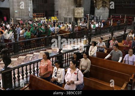 Nicht exklusiv: Katholische Gläubige nehmen an der ersten Messe in der Metropolitan Cathedral von Mexiko-Stadt Teil, nachdem der neue Papst Leo XIV. Am Donnerstag gewählt wurde Stockfoto