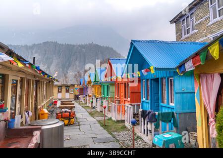 Das Dorf Manang ist eines der abgelegensten Dörfer Nepals. Wanderer, die auf dem Annapurna-Rundweg wandern, akklimatisieren sich normalerweise an diesem ruhigen Ort. Stockfoto