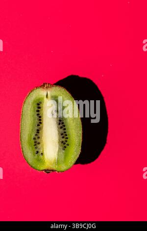 Kiwi-Frucht in zwei Hälften auf hellem Hintergrund Stockfoto