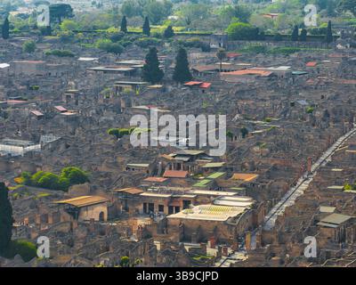 Blick aus der Vogelperspektive auf die antiken Ruinen von Pompeji mit rasterähnlichen Straßen Stockfoto