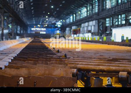 Hunedoara, Rumänien - 3. August 2011 ArcelorMittal Stahlfertigteilproduktion Metallgießerei Großindustrie Stockfoto