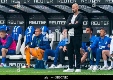 Mönchengladbach, Deutschland. Mai 2025. MÖNCHENGLADBACH, DEUTSCHLAND - 3. MAI: Trainer Christian Ilzer von TSG 1899 Hoffenheim sieht beim Bundesliga-Spiel zwischen Borussia Mönchengladbach und TSG 1899 Hoffenheim am 3. Mai 2025 im Borussia-Park in Mönchengladbach an. (Foto von Joris Verwijst/Orange Pictures) Credit: Orange Pics BV/Alamy Live News Stockfoto