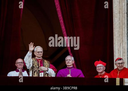 Vatikanstadt, Vatikan. Mai 2025. Der neu gewählte Papst Leo XIV. (C) begrüßt die Gläubigen auf der Zentralloge des Vatikanischen Balkons. Der in Amerika geborene Kardinal Robert Francis Prevost (69 Jahre) wurde von 132 im Konklave versammelten Kardinälen zum 267. Bischof von Rom und Leiter der katholischen Kirche mit dem Namen Papst Leo XIV. Gewählt. Quelle: SOPA Images Limited/Alamy Live News Stockfoto