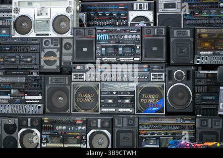 Dresden, Deutschland. Mai 2025. Eine Sammlung von rund 60 tragbaren Musiksystemen, umgangssprachlich auch Boomboxen genannt, befindet sich in der ehemaligen Robotron-Kantine. Die Sammlung ist Teil des erstmals stattfindenden Hip-Hop-Festivals ALL4/1, das bis zum 11. Mai 2025 die facettenreiche Hip-Hop-Kultur in Dresden präsentieren soll. Quelle: Sebastian Kahnert/dpa/Alamy Live News Stockfoto
