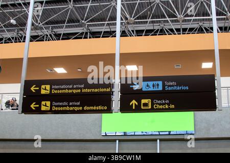 Flughafenschild mit Informationen wie Inlandsflüge, internationale Ankünfte, Toiletten und Check-in Stockfoto