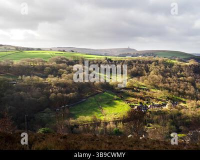 Calderdale mit Stoodley Pike in der Entfernung von oberhalb der Hebden Bridge in der Nähe von Heptonstall West Yorkshire England Stockfoto