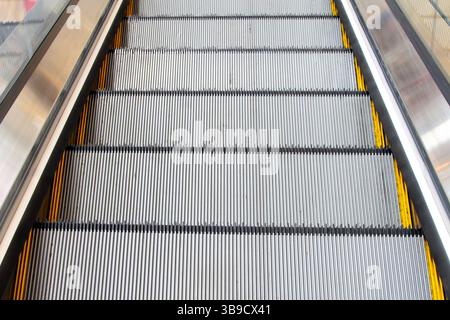 Metall-Eskalator in einem Einkaufszentrum Stockfoto