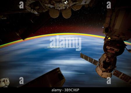 Planeten Erde Szenarien bei Nacht, lange Exposition, Sojus Raumschiff. Richtlinien zur Verwendung von Medien: https://www.nasa.gov/nasa-brand-center/images-and-me Stockfoto