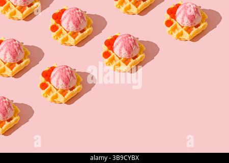 Nahtloses Waffelmuster mit rosafarbenen Eiskugeln und Himbeeren auf pastellrosa Hintergrund. Süße und verspielte Textur mit Dessert-Thema. Stockfoto