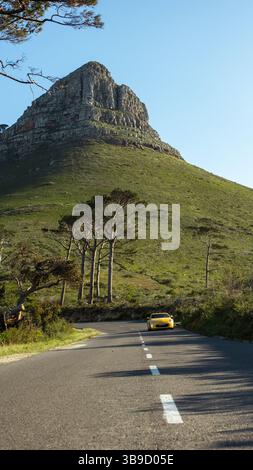 Malerische Straße, die zum Lion's Head Peak in Kapstadt führt Stockfoto