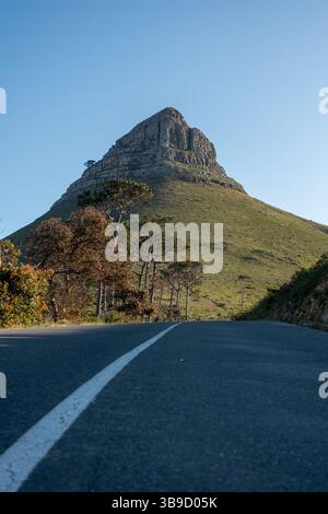 Malerische Straße, die zum Lion's Head Peak in Kapstadt führt Stockfoto