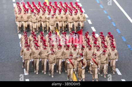 Moskau, Russland. Mai 2025. Russische Kadetten marschieren am Rezensionsstand während der jährlichen Militärparade zum Siegestag am 9. Mai 2025 in Moskau vorbei. Staatsoberhäupter schlossen sich dem russischen Präsidenten Wladimir Putin an, um den 80. Jahrestag des Sieges über Nazi-Deutschland während des Zweiten Weltkriegs zu feiern Stockfoto