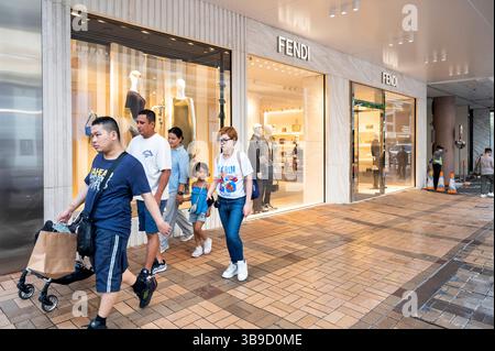 Hongkong, China. Mai 2025. Shopper laufen vorbei an der italienischen Luxusmarke Fendi. (Foto: Sebastian ng/SOPA Images/SIPA USA) Credit: SIPA USA/Alamy Live News Stockfoto