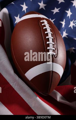 American Football Ball und US-Flagge. Sportspiel. Super Bowl in den USA. Fußballball Nahaufnahme Makrofotografie mit Kopierraum. Hochwertige Fotos Stockfoto