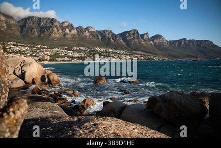 Blick auf Camps Bay von The Rocks, Kapstadt in der Nähe von Maiden Cove. Stockfoto