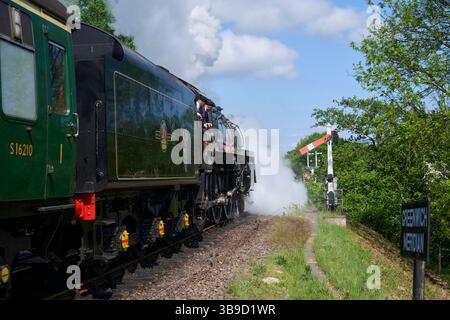 Der Dampfzug fährt von der Sheffield Park Station auf der Bluebell Railway ab Stockfoto