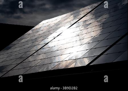 Ein privates Dach mit Solarpaneelen in einer Scheune, Bayern, Deutschland Stockfoto
