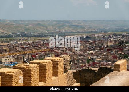 View of Fes oder Fes, ist eine Stadt im nördlichen Binnenland Marokkos, eine der größten Städte Marokkos im Nordwesten des Atlas. Stockfoto
