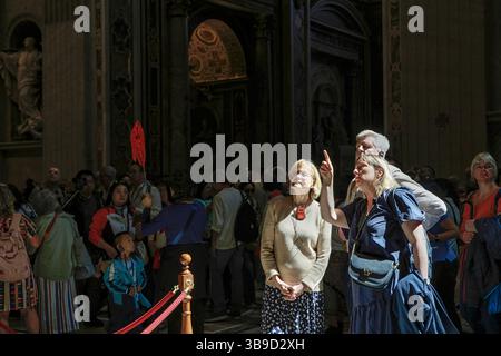 Tausende von Gläubigen versammelten sich auf dem Petersplatz, als Kardinal Robert Prevost aus den Vereinigten Staaten als Papst Leo XIV. Eingeführt wurde Stockfoto