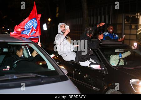 Paris, Frankreich. Mai 2025. Die Pariser feiern den PSG-Sieg gegen Arsenal im Halbfinale der Champions League in Paris am 8. Mai 2025. 08.05.2025-Paris, FRANKREICH. (Lionel Urman/SIPA USA) Credit: SIPA USA/Alamy Live News Stockfoto