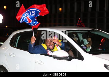 Paris, Frankreich. Mai 2025. Die Pariser feiern den PSG-Sieg gegen Arsenal im Halbfinale der Champions League in Paris am 8. Mai 2025. 08.05.2025-Paris, FRANKREICH. (Lionel Urman/SIPA USA) Credit: SIPA USA/Alamy Live News Stockfoto