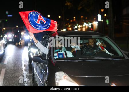 Paris, Frankreich. Mai 2025. Die Pariser feiern den PSG-Sieg gegen Arsenal im Halbfinale der Champions League in Paris am 8. Mai 2025. 08.05.2025-Paris, FRANKREICH. (Lionel Urman/SIPA USA) Credit: SIPA USA/Alamy Live News Stockfoto
